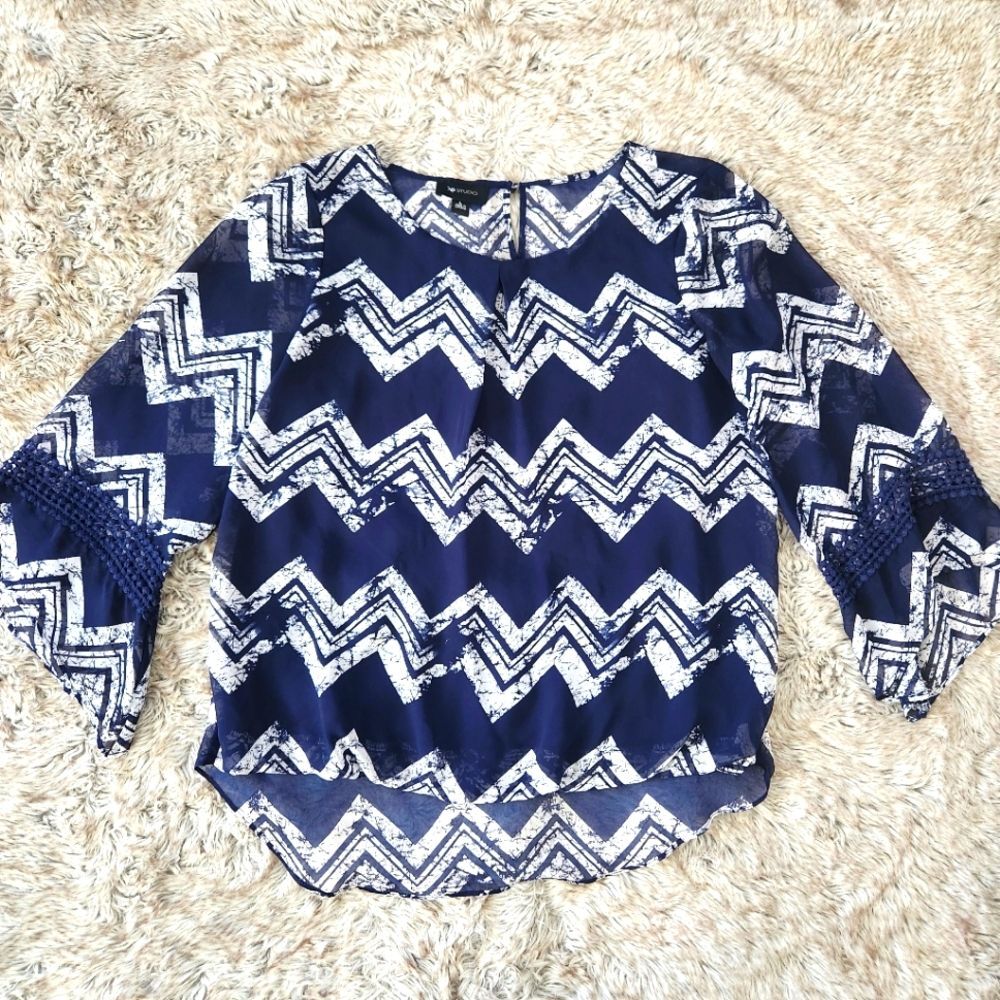AB Studio Bell Sleeve‎ Blue and White Chevron Print Blouse Women's Size Large